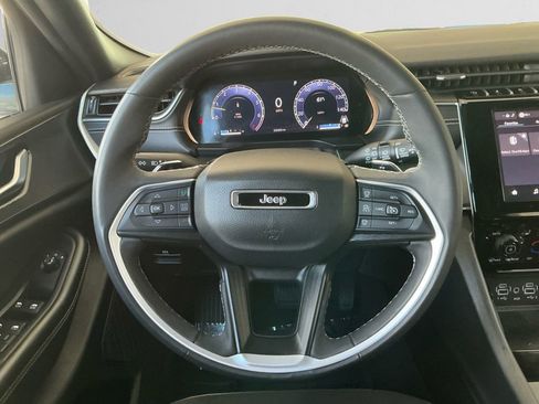 Used 2023 Jeep Grand Cherokee Altitude image 12