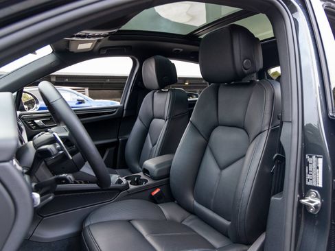 Certified 2025 Porsche Macan image 5