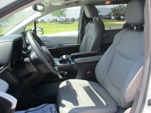 Used 2025 Toyota Sienna XLE FWD image 10