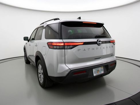 Used 2025 Nissan Pathfinder SV image 6