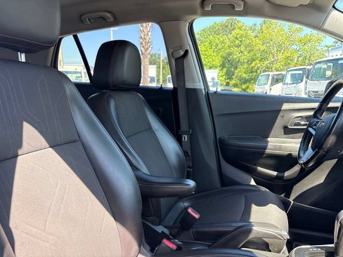 Used 2020 Chevrolet Trax LT w/ LT Convenience Package FWD image 27