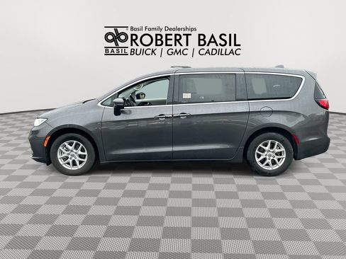 Used 2023 Chrysler Pacifica Touring-L FWD image 5