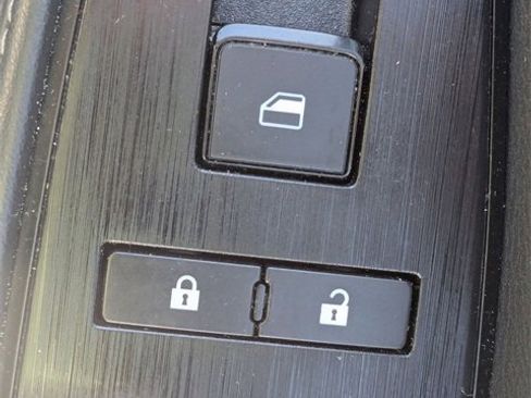 Used 2023 Nissan Rogue SV image 33