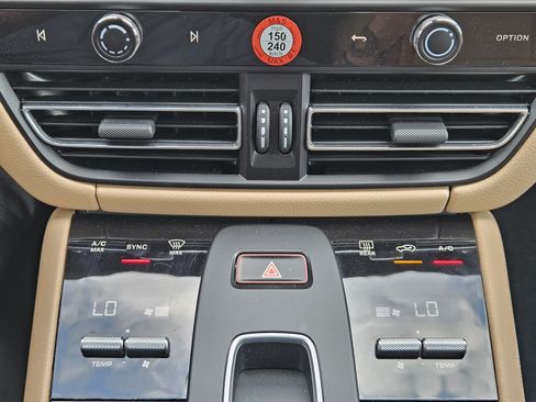 Certified 2026 Porsche Macan AWD/4WD image 19