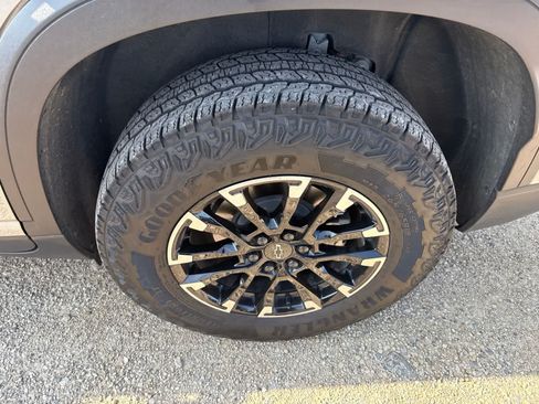 Used 2025 Chevrolet Traverse Z71 w/ Enhanced Driving Package AWD/4WD image 7