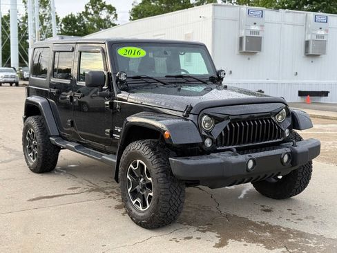Used 2016 Jeep Wrangler Unlimited Sahara AWD/4WD image 4