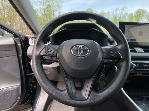 Used 2025 Toyota RAV4 LE AWD/4WD image 28