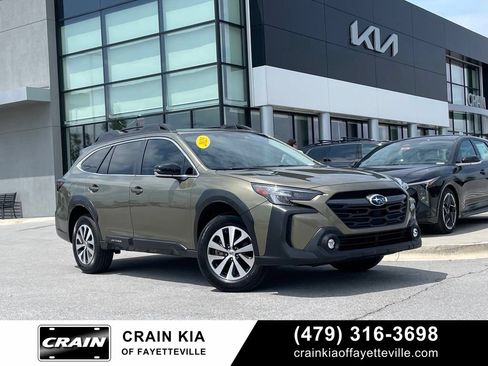 Used 2025 Subaru Outback Premium AWD/4WD image 1