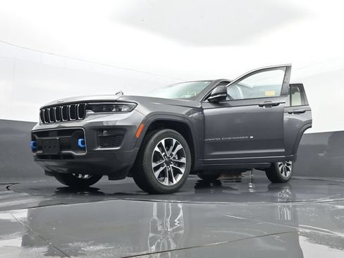 Used 2022 Jeep Grand Cherokee Overland w/ Luxury Tech Group IV AWD/4WD image 36