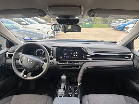 Used 2025 Toyota Camry LE image 32