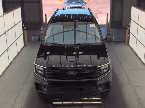 Used 2025 Ford Expedition Active AWD/4WD image 2