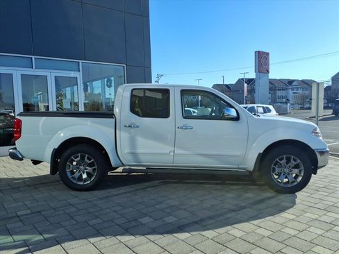 Used 2016 Nissan Frontier SL w/ Moonroof Package image 2
