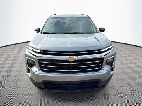 Used 2024 Chevrolet Traverse LT image 2