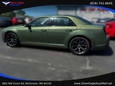 Used 2019 Chrysler 300 Touring w/ Sport Appearance Package RWD image 2