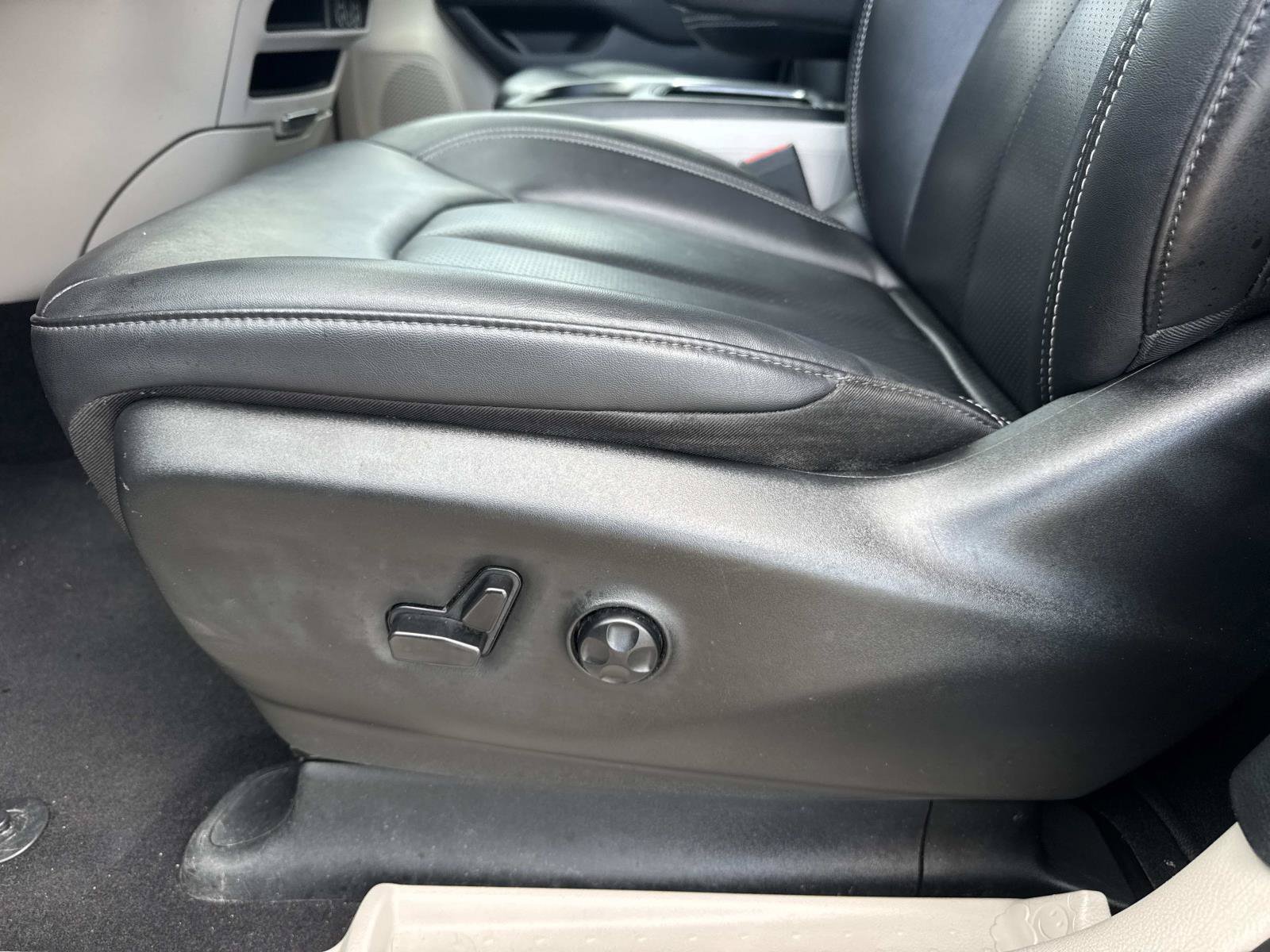Used 2024 Chrysler Pacifica Touring-L FWD image 17