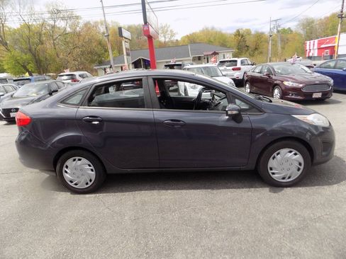 Used 2013 Ford Fiesta SE FWD image 2