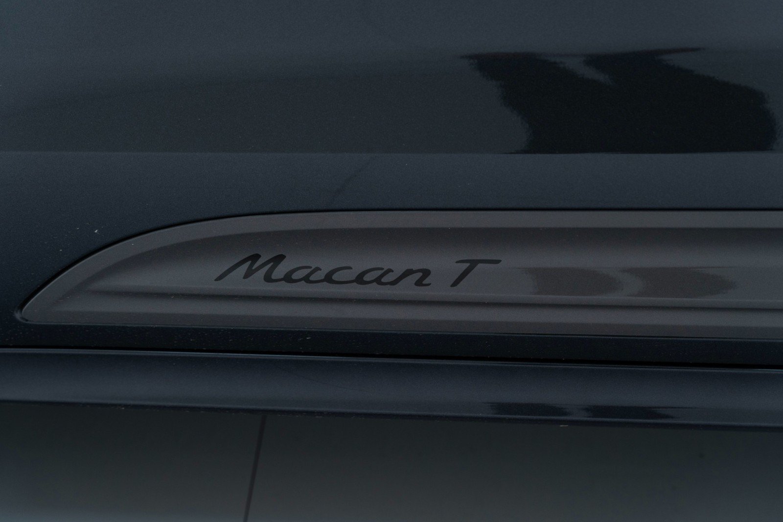 Certified 2025 Porsche Macan Turbo AWD/4WD image 13