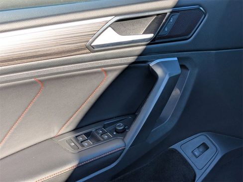 Used 2024 Volkswagen Tiguan SE image 14