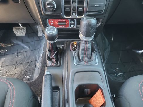 Used 2021 Jeep Gladiator Rubicon w/ Cold Weather Group AWD/4WD image 25