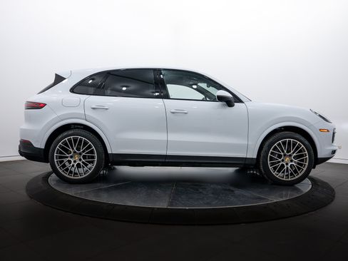 Certified 2023 Porsche Cayenne Platinum Edition image 8