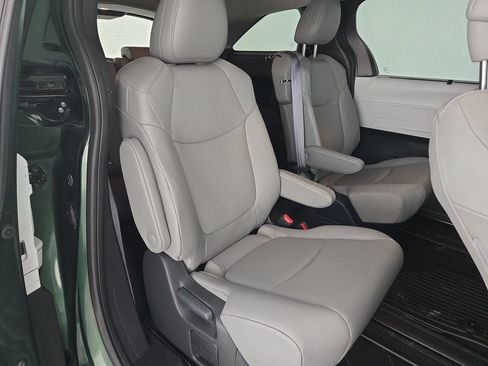 Used 2025 Toyota Sienna XLE FWD image 32