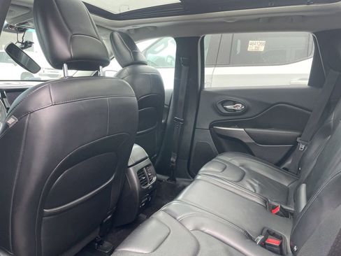 Used 2019 Jeep Cherokee Limited image 9