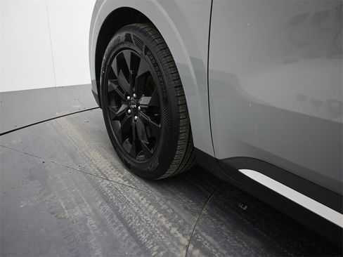 Certified 2024 Kia Carnival SX Prestige image 11