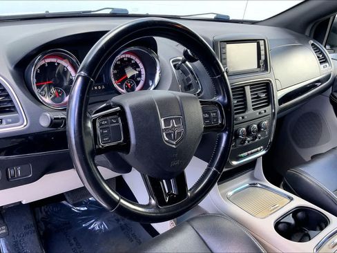 Used 2019 Dodge Grand Caravan SXT FWD image 2