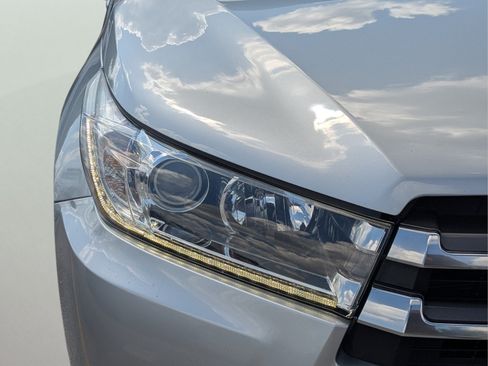 Used 2018 Toyota Highlander Limited Platinum FWD image 10