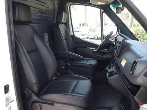 Used 2025 Mercedes-Benz Sprinter 2500 image 38