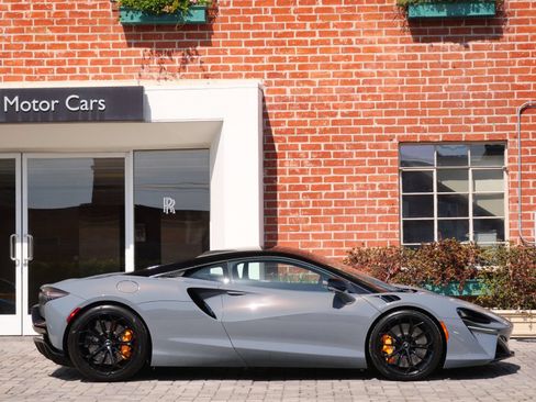 Used 2023 McLaren Artura RWD image 3