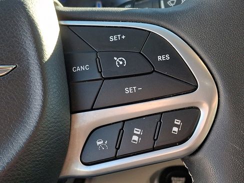 Used 2024 Chrysler Pacifica Touring-L image 21