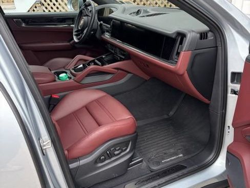 Used 2025 Porsche Cayenne GTS AWD/4WD image 2