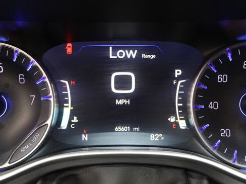 Used 2024 Chrysler Pacifica Touring-L FWD image 22