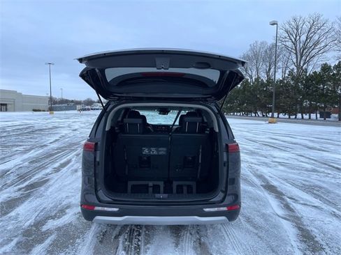 Used 2024 Kia Carnival LX image 18