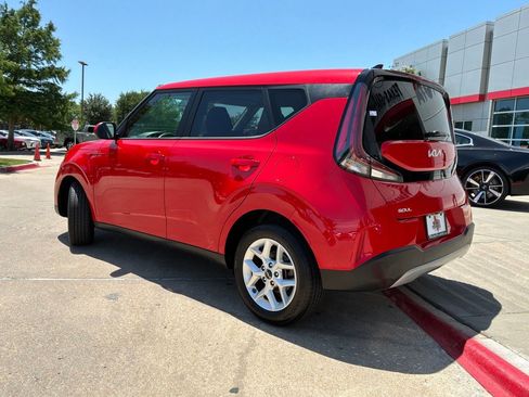 Used 2025 Kia Soul LX w/ LX Technology Package FWD image 8