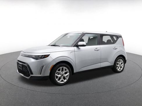 Used 2025 Kia Soul LX w/ LX Technology Package FWD image 3