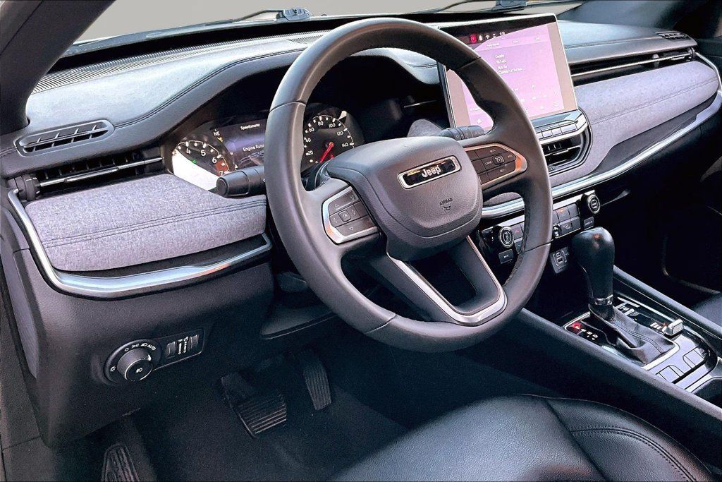 Used 2024 Jeep Compass Latitude AWD/4WD image 14