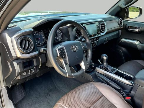 Used 2017 Toyota Tacoma Limited w/ Tow Package RWD image 18