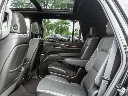 Used 2023 Cadillac Escalade Premium Luxury AWD/4WD image 28