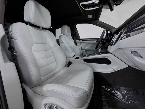 Used 2018 Porsche Macan Turbo image 30