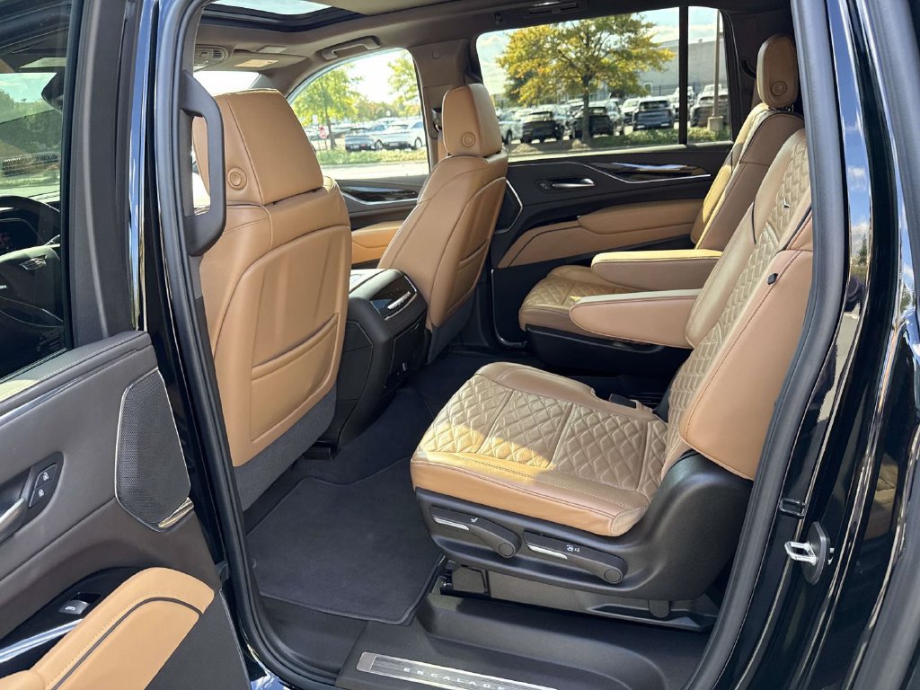Used 2024 Cadillac Escalade ESV Sport w/ LPO, ONYX Package AWD/4WD image 10
