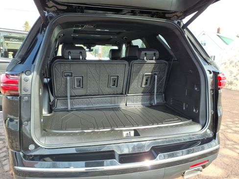 Used 2023 Chevrolet Traverse Premier image 12