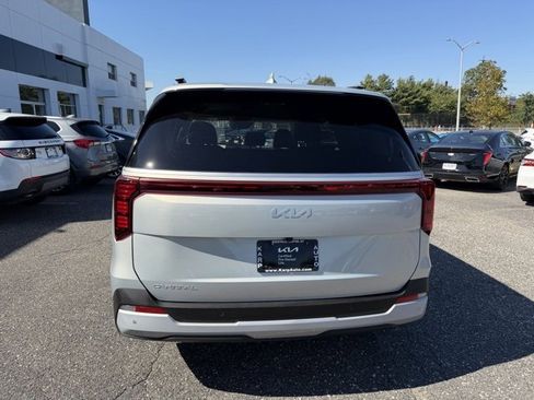 Certified 2025 Kia Carnival EX image 12