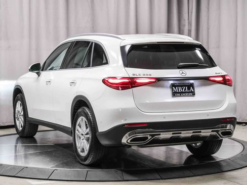 Used 2023 Mercedes-Benz GLC 300 4MATIC image 2