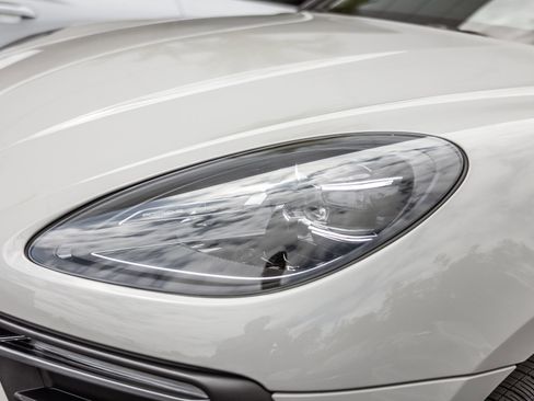 Certified 2023 Porsche Macan AWD/4WD image 22
