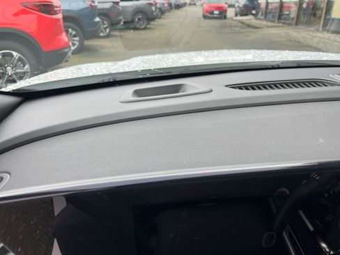 Used 2025 Buick Envista Preferred image 35