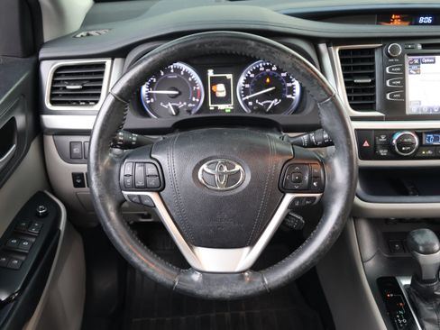 Used 2018 Toyota Highlander XLE FWD image 17