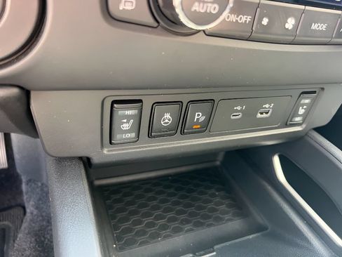Used 2024 Nissan Frontier SL w/ Technology Package RWD image 27