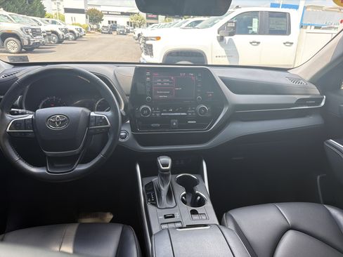 Used 2022 Toyota Highlander XLE AWD/4WD image 30